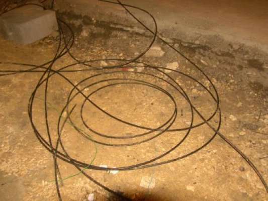 Prinşi furând cablul Romtelecom din Eforie